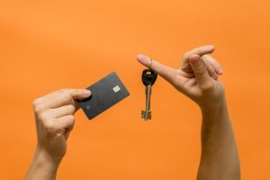 pourquoi demander un devis de déménagement illustrer par des clés et une carte bancaire