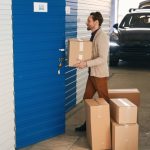 un commercial entrepose en autonomie sa PLV dans son box de self stockage