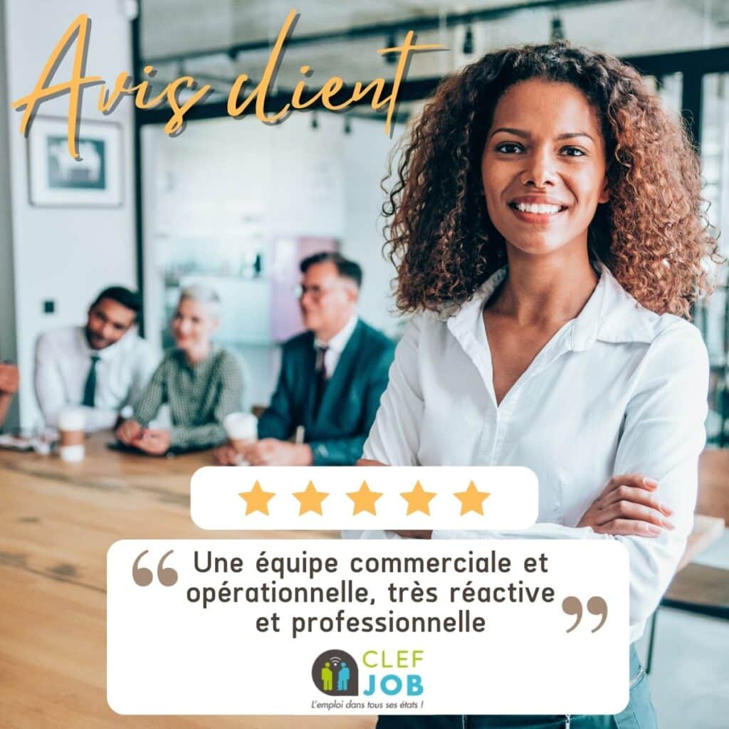 Avis client cinq étoiles de CLEF JOB : souriante femme d'affaires avec un témoignage positif sur l'équipe commerciale.