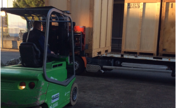 Chargement de containers bois pour stockage garde-meubles service Garde-meubles illustré par des containers bois chargé sur camion pour stockage longue durée